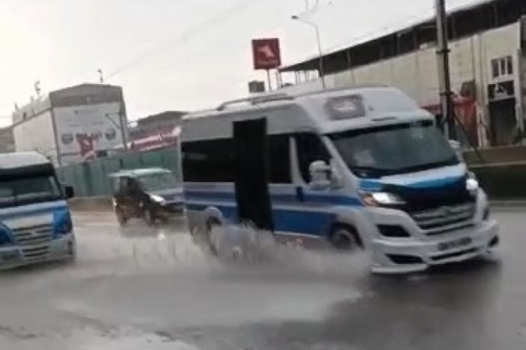 Bursa'da yıldırım d&uuml;şt&uuml;, &ccedil;atılar u&ccedil;tu!