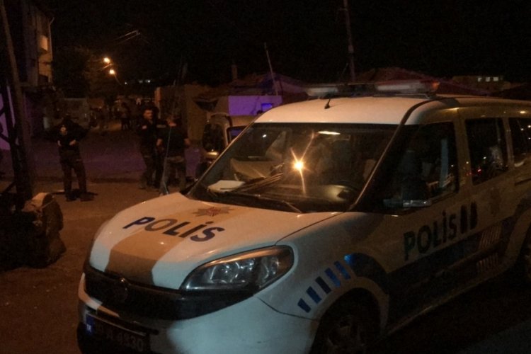 G&ouml;zaltına alınan ş&uuml;phelinin yakınları polisi yaraladı