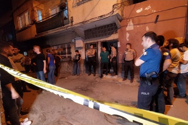 Kara &ccedil;arşaflı ve şapkalı kişiler bir eve silahlı saldırı d&uuml;zenlendi