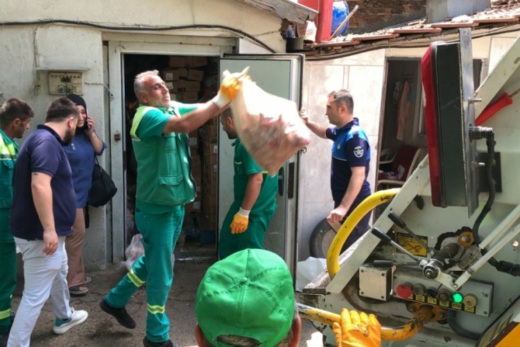 Bursa'da zabıtalar soğuk hava deposunu bastı, etleri yerlerden topladı