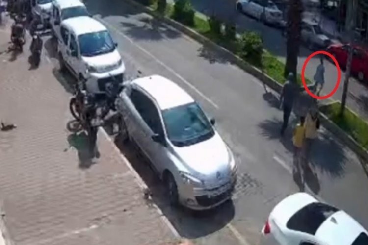Mersin'de yolun karşısına ge&ccedil;meye &ccedil;alışan &ccedil;ocuğa otomobil &ccedil;arptı