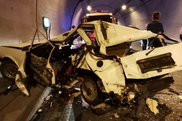 Otomobile, TIR &ccedil;arptı: 1 &ouml;l&uuml;, 3 yaralı
