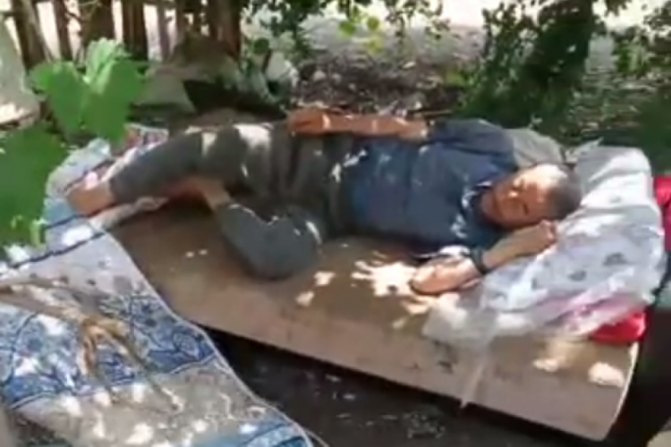 Bursa'da evi yanan yaşlı adam 10 g&uuml;nd&uuml;r sokakta kalıyor