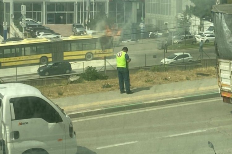 Bursa'da belediye otob&uuml;s&uuml; alev alev yandı
