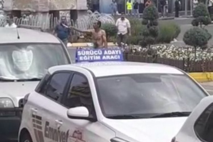 Yarı &ccedil;ıplak halde k&uuml;f&uuml;rler savurup polise bı&ccedil;ak &ccedil;ekti