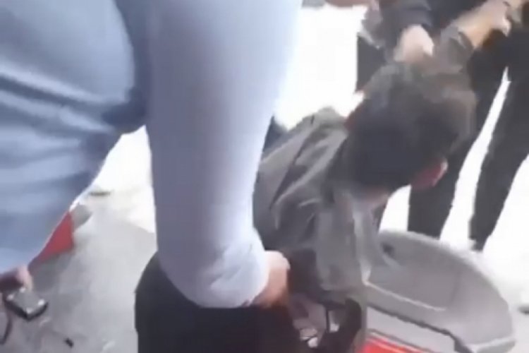 İstanbul'da sokak k&ouml;peğini ara&ccedil;ların &ouml;n&uuml;ne atan kişiye dayak