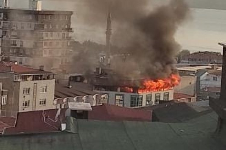 5 katlı işyerinin &ccedil;atısı alev alev yandı