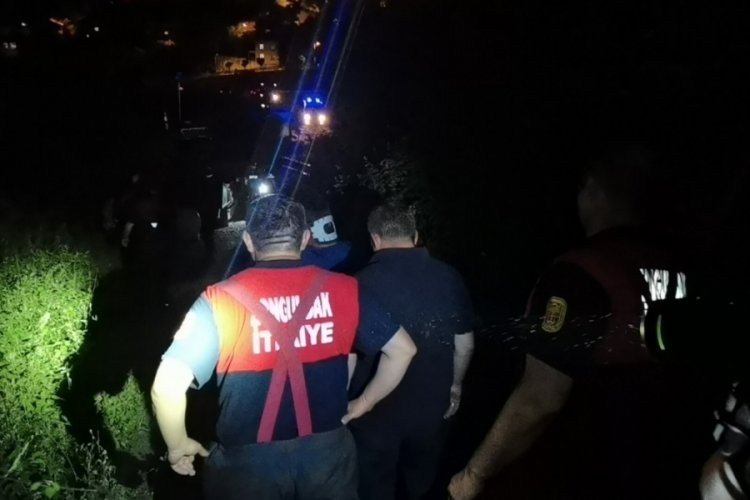 3 metre y&uuml;kseklikten kayalıklara d&uuml;şt&uuml;