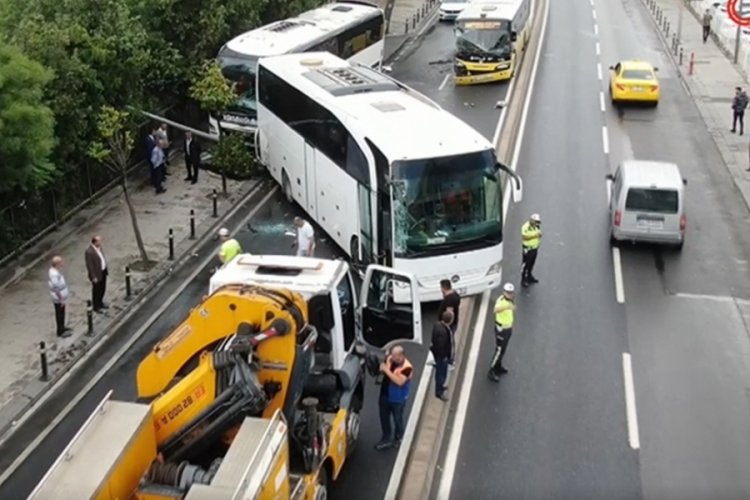 İETT otob&uuml;s&uuml; ile iki tur otob&uuml;s&uuml; &ccedil;arpıştı