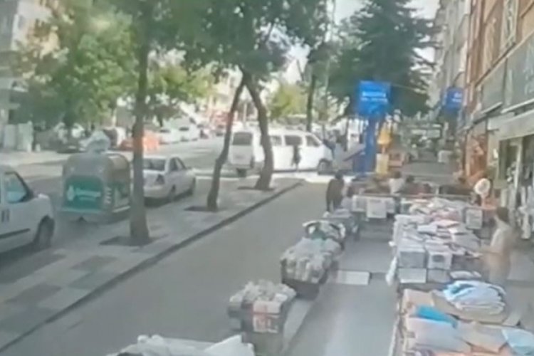 Laf attıkları kızları arabayla ezdiler