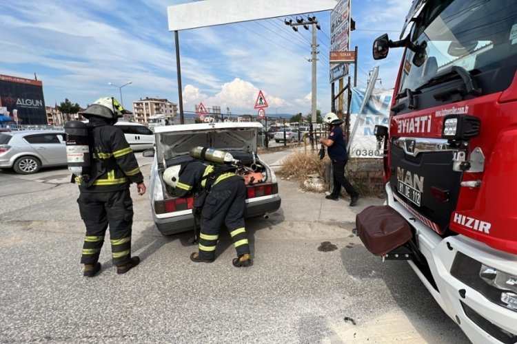 Plaka almaya gitti, aracının motoru yandı