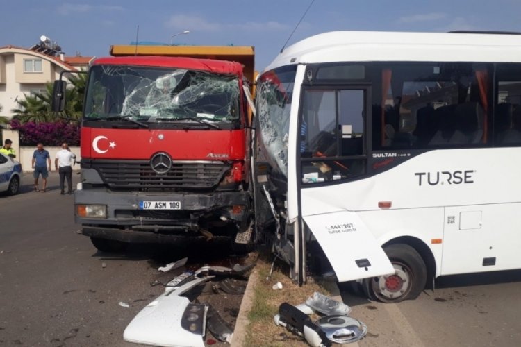 Tur midib&uuml;s&uuml; ile kamyon &ccedil;arpıştı