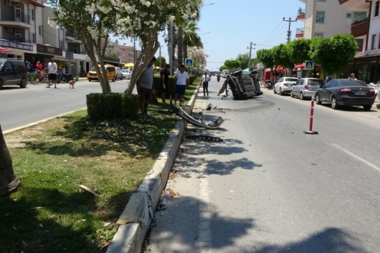 Ref&uuml;je &ccedil;arpan otomobil takla attı