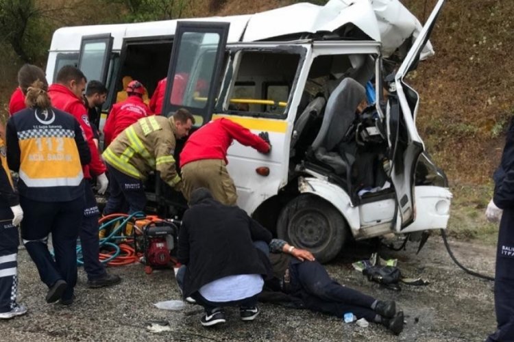 Balıkesir-K&uuml;tahya yolunda kaza: 7 &ouml;l&uuml;, 11 yaralı