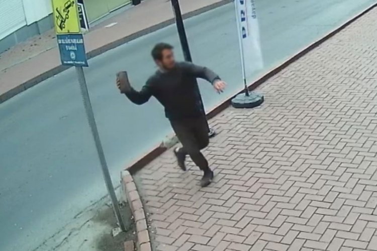 'İntikam' diye bağırıp 7 işyerinin camlarını taşla kırdı