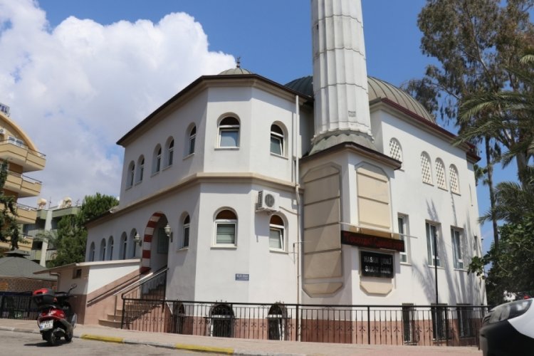 Namaz kılma bahanesi ile girdiği camiden bilgisayar &ccedil;aldı