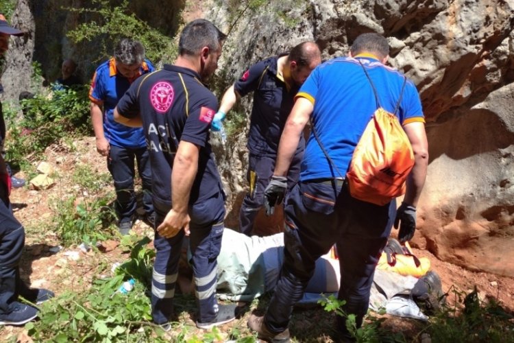 Kayalıklardan d&uuml;şen vatandaşı AFAD kurtardı