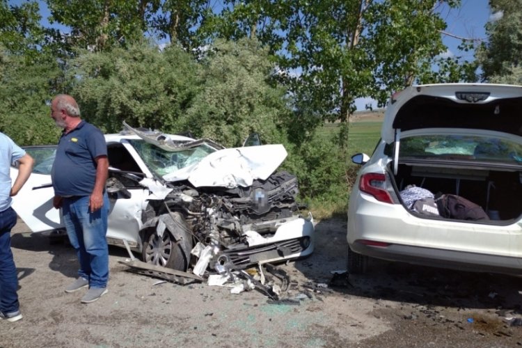 İki otomobilin &ccedil;arpıştığı kazada 8 kişi yaralandı