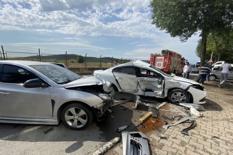 Direksiyon hakimiyetini kaybeden s&uuml;r&uuml;c&uuml;, otomobile &ccedil;arptı: 2 yaralı