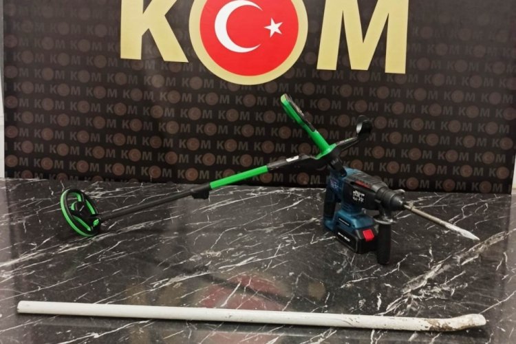 Sit alanında izinsiz kazı yapan 3 şahıs polisten ka&ccedil;amadı