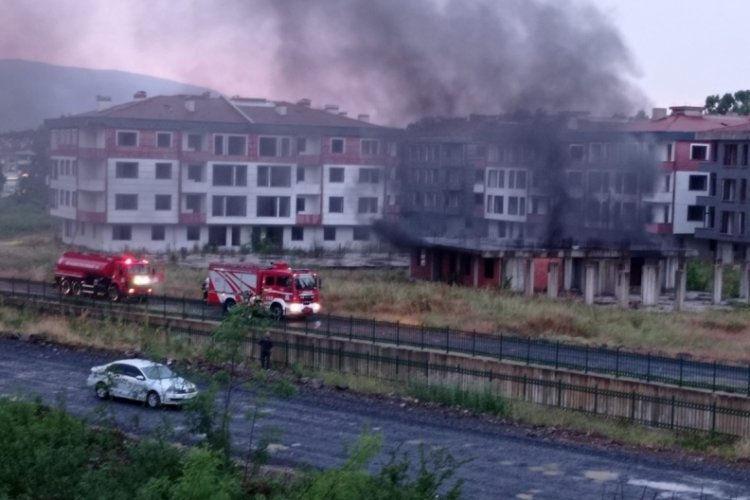 İnşaat halindeki binaya yıldırım d&uuml;şt&uuml;