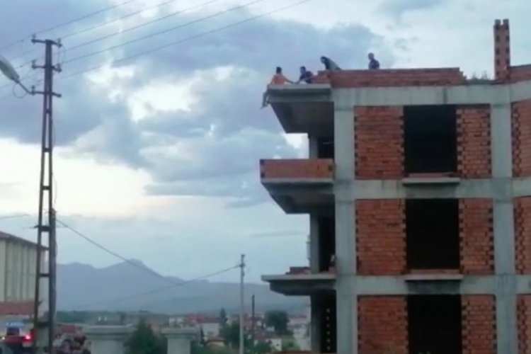&Ccedil;atının ucuna kadar gelen kişi, son anda intihar etmekten vazge&ccedil;ti!