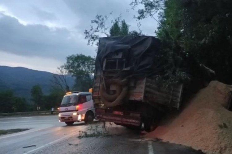 Bursa Orhaneli'de kamyon devrildi