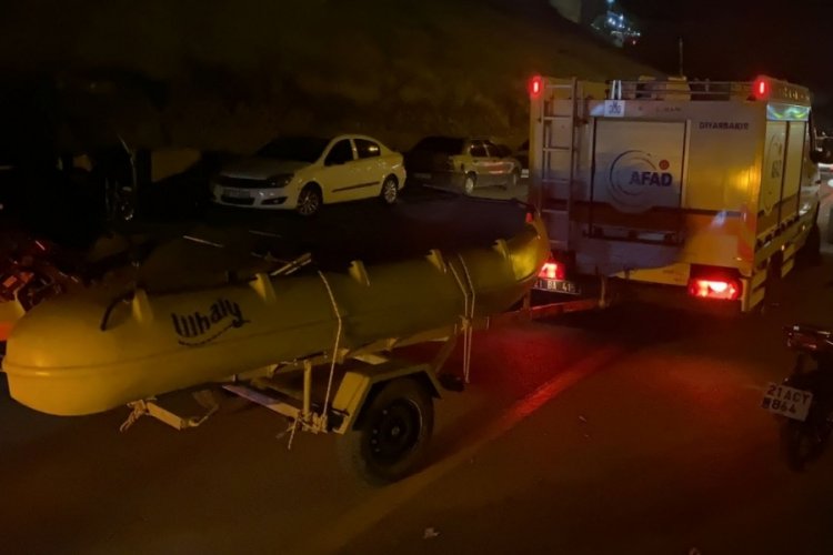 Nehre d&uuml;şen genci vatandaşlar kurtardı