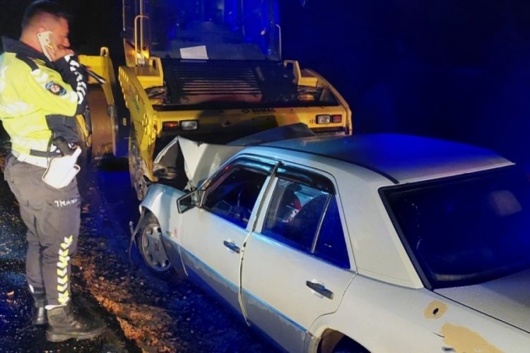 Otomobil yol kenarındaki silindir aracına &ccedil;arptı