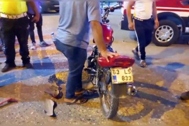 Motosiklete &ccedil;arpan otomobilin s&uuml;r&uuml;c&uuml;c&uuml;s&uuml; olay yerinden ka&ccedil;tı