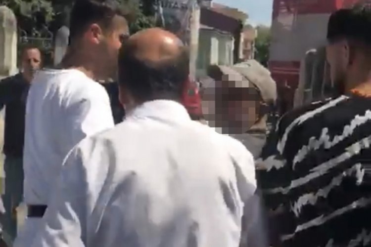İstanbul'da bir kadın fotoğrafının &ccedil;ekildiğini s&ouml;yleyince ortalık karıştı! Telefonunu par&ccedil;aladı