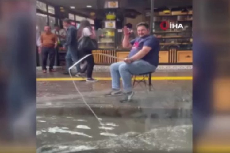 Ankara'da g&ouml;le d&ouml;nen caddede balık tutmaya &ccedil;alıştı