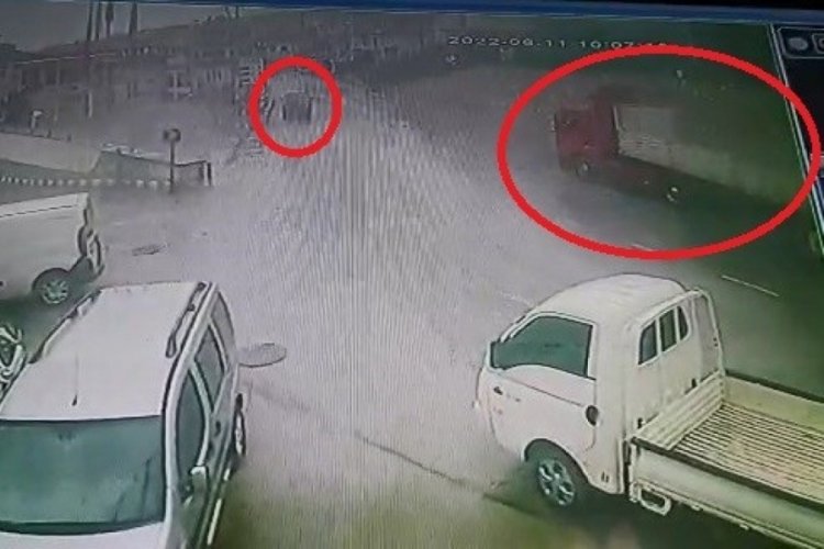 Bursa'da yağmur nedeniyle kayan tır, karşı y&ouml;nden gelen minib&uuml;se &ccedil;arptı