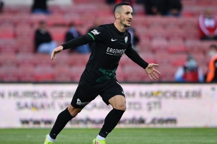 Azeri futbolcu Namiq Alasgarov, Bursaspor'la olan s&ouml;zlemesini feshetti