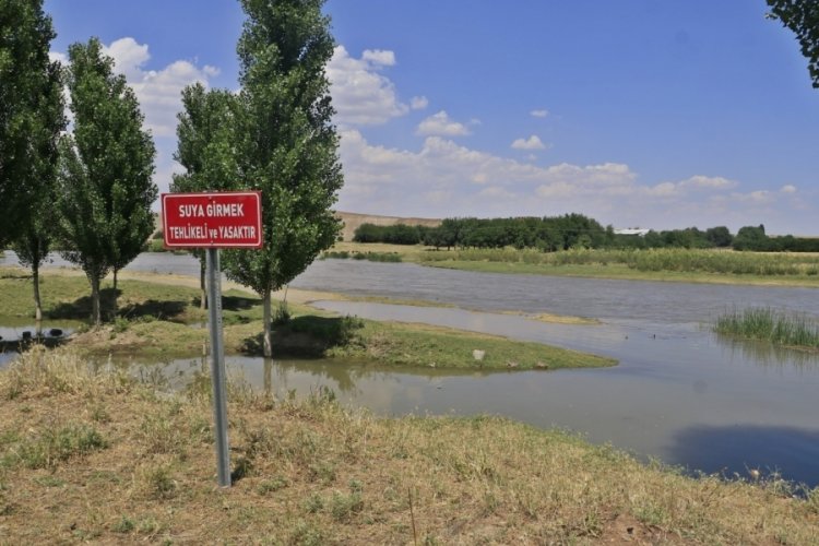 Dicle Nehri'nde 3 gencin &ouml;ld&uuml;ğ&uuml; b&ouml;lgeye uyarı tabelaları dikildi