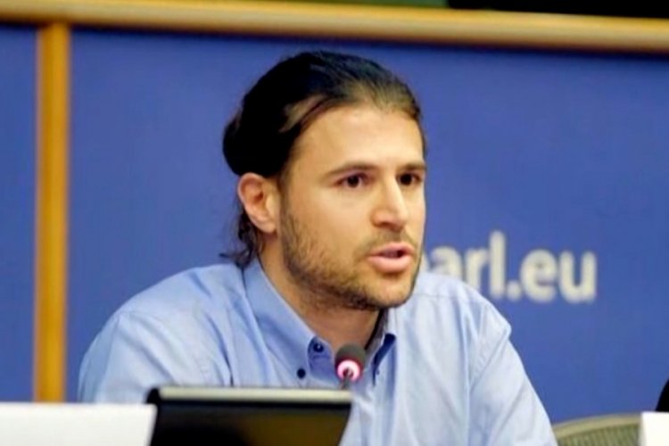 Mi&ccedil;otakis darbeyi i&ccedil;erden yedi! Yunan aktivist yaşanan sığınmacı zulm&uuml;n&uuml; anlattı