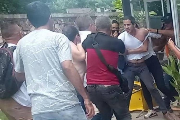 Muhalif lideri Juan Guaido, restorandan kovuldu