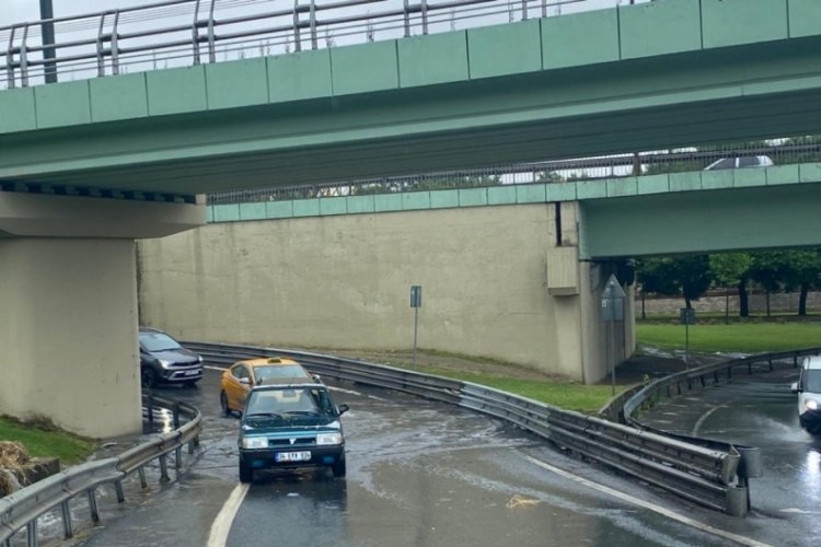 İstanbul'da yağışlı havada s&uuml;r&uuml;c&uuml;ler zor anlar yaşadı