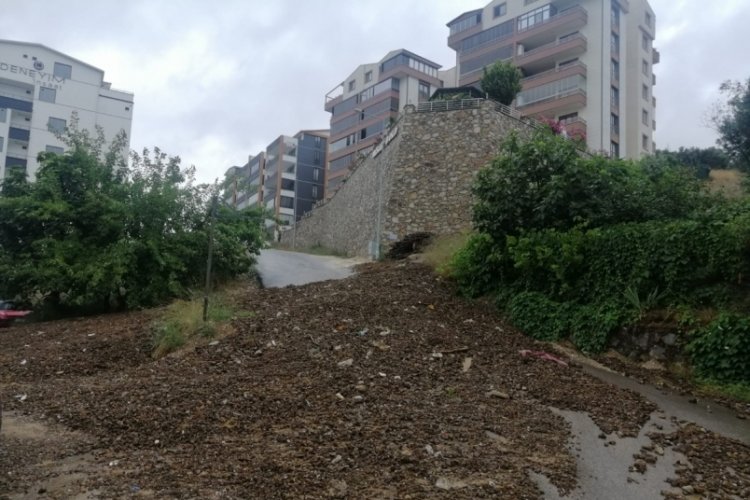 Bursa'da aşırı yağışlar okul bah&ccedil;esini &ccedil;amurla doldurdu