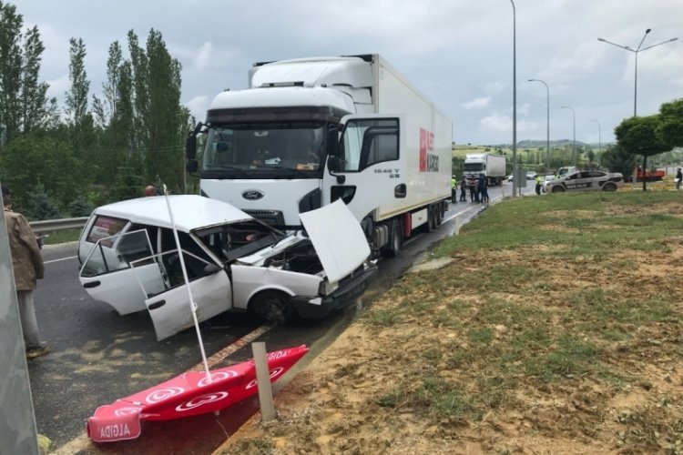 Tırın &ccedil;arptığı otomobil s&uuml;r&uuml;c&uuml;s&uuml; yaşamını yitirdi