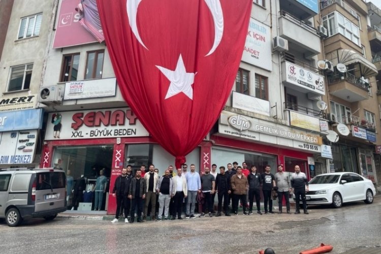 MHP Gemlik İl&ccedil;e Başkanı &Ouml;zcanbaz'dan Sertaslan'a: Neden bayrak asmadınız?