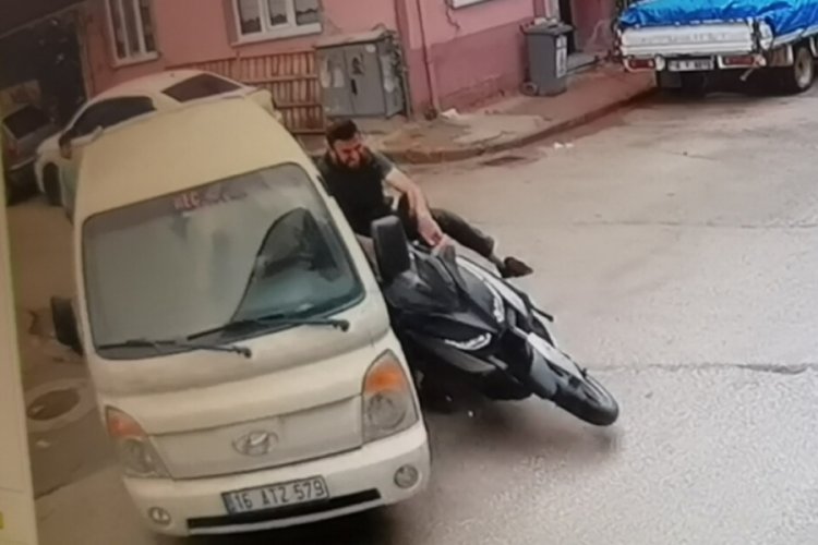 Bursa'da motosikletin kamyonete &ccedil;arptığı anlar kamerada