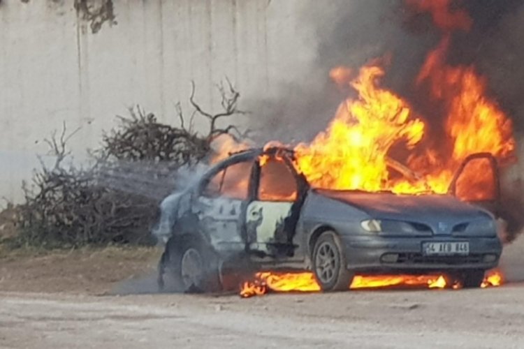 Park halindeki otomobil alevlere teslim oldu