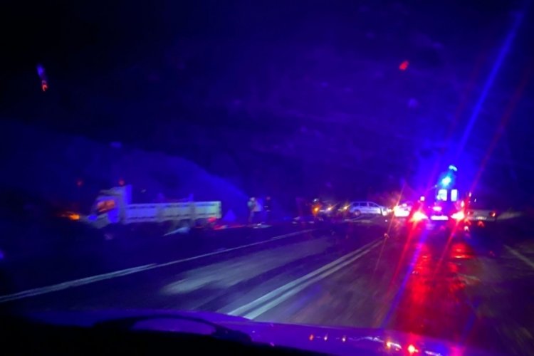 Bursa'da kamyon ile otomobilin &ccedil;arpıştığı kazada 1 kişi &ouml;ld&uuml;