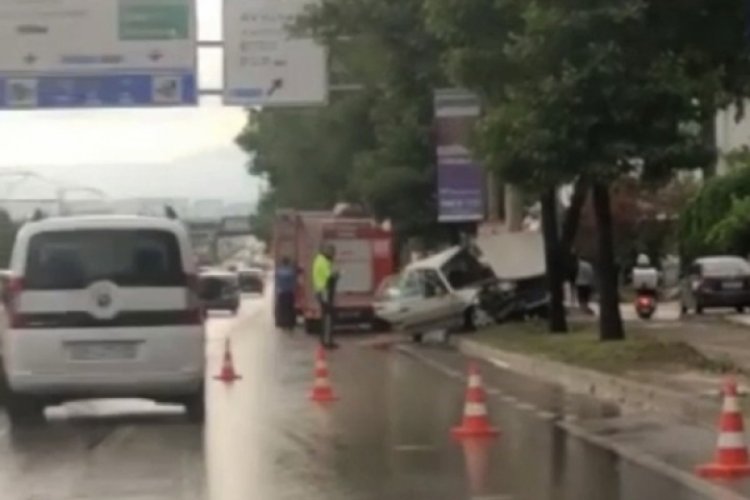 Bursa'da kontrolden &ccedil;ıkan otomobil ağaca &ccedil;arptı: 1 yaralı