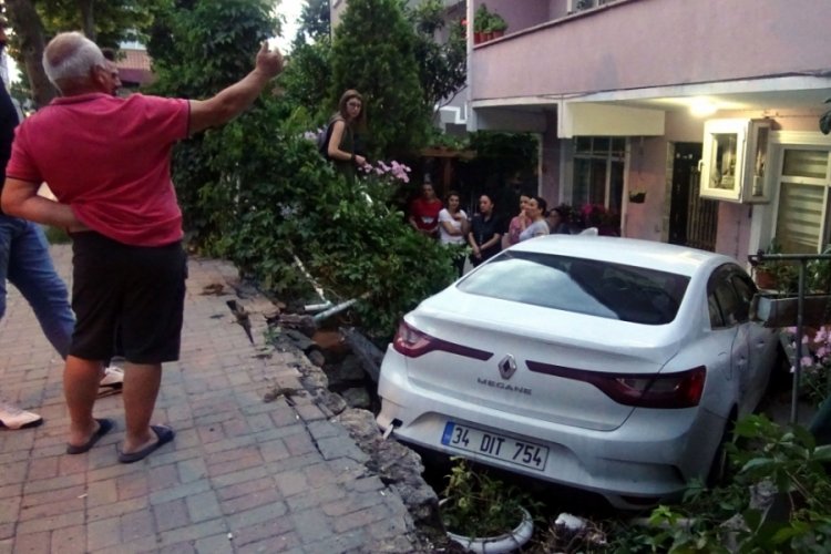 İstanbul'da otomobil bah&ccedil;eye girdi