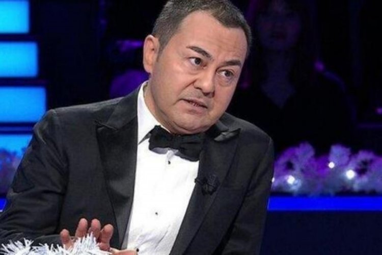 Serdar Orta&ccedil; sahnede talihsiz bir kaza ge&ccedil;irdi