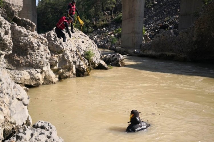 Antalya'nın K&ouml;pr&uuml;&ccedil;ay Irmağı'nda kaybolan turist i&ccedil;in &ccedil;alışmalar s&uuml;r&uuml;yor