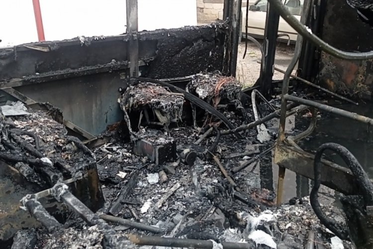 Halk otob&uuml;s&uuml; alev alev yandı