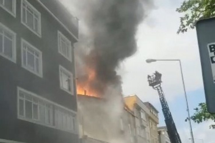 İstanbul'da &ccedil;atıda &ccedil;ıkan yangın paniğe neden oldu